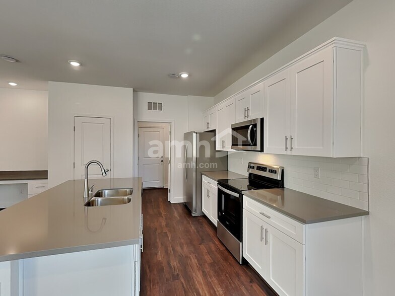 Building Photo - 8949 Carmine Cob Ave