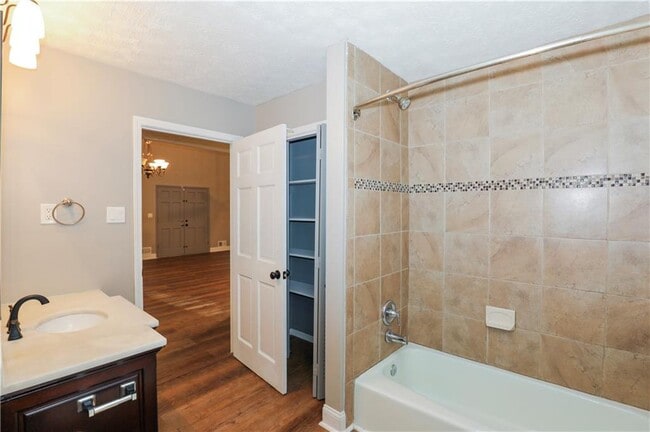 Building Photo - 3052 Riviera Dr