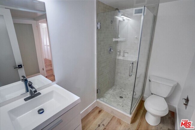 Building Photo - 435 N Oakhurst Dr