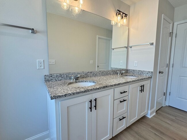 Building Photo - $500 RENT CREDIT | AVAILABLE NOW! (Pet Friendly)