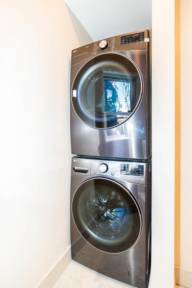 Building Photo - 1032 W Dakin St