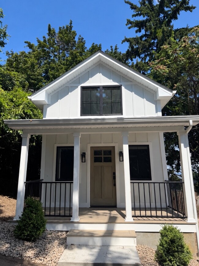 Building Photo - 14 Elm St