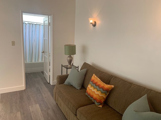 Detached Studio with Full Bath - 804 The Strand