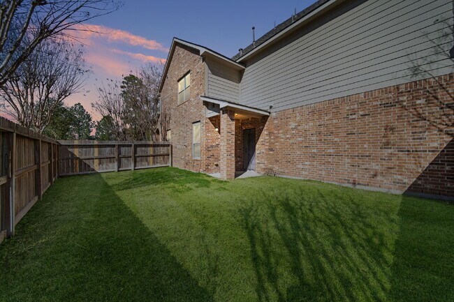 Building Photo - Exceptionally well-maintained Sterling Ridge Townhome boasts an array of desirable features!