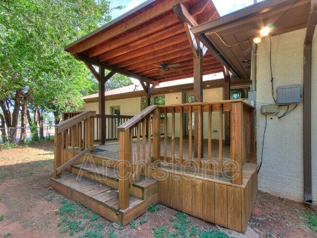 Building Photo - 9631 Stratford Dr