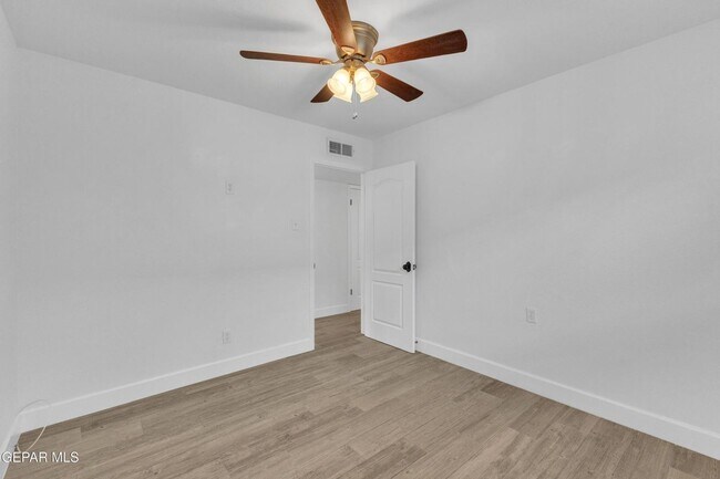Building Photo - Come to check this beautiful house 4 bedrooms, possible 5th bed and 3 baths.