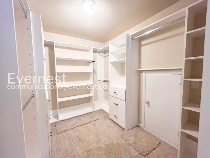 Building Photo - 5995 Chinook Ct