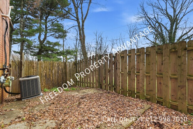 Building Photo - 2540 Park Hill Dr