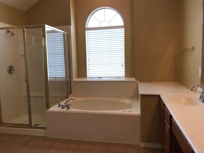 Building Photo - 2605 Gull Lake Dr