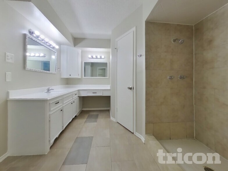 Building Photo - 902 Lanell St