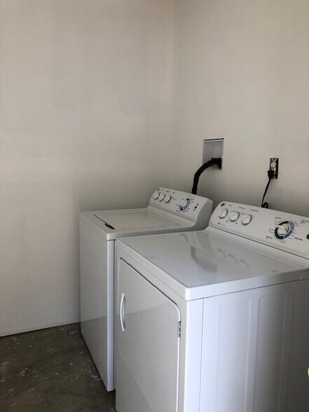 Laundry - 1610 Corte del Rey