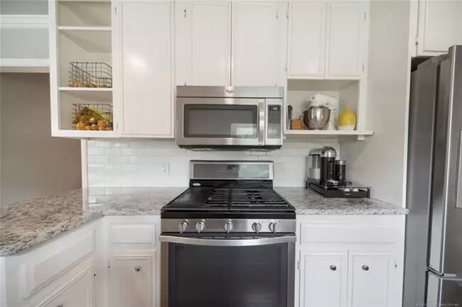 Building Photo - Incredible Ranch Style Home in Midtown!