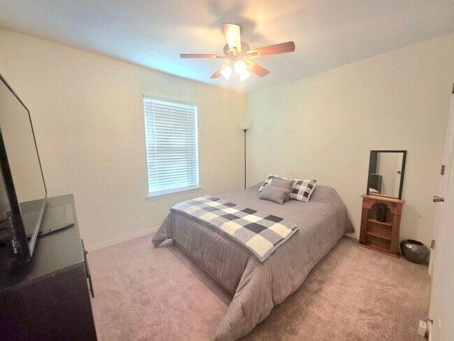 Building Photo - Inviting Woodridge Manor 3/2 Home with Fireplace and Fenced Yard