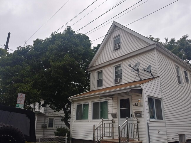 Building Photo - 735 Tracy Ave