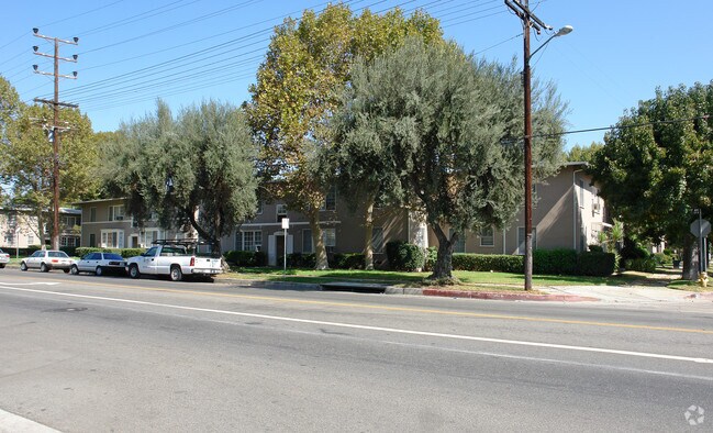 Building Photo - 5906 Hazeltine Ave