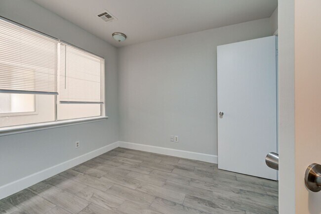 Building Photo - Welcome Home – Where Comfort Meets Modern Living!