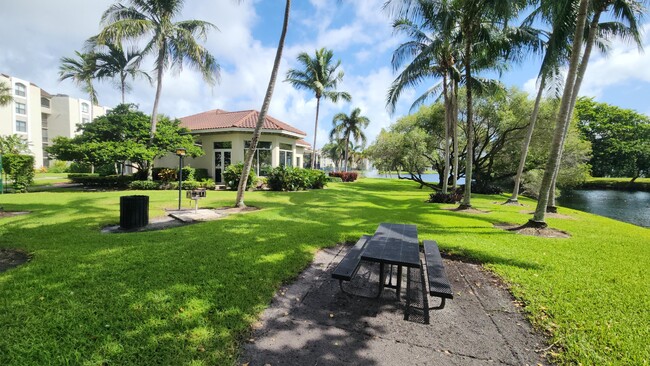 Building Photo - 1915 Lavers Cir