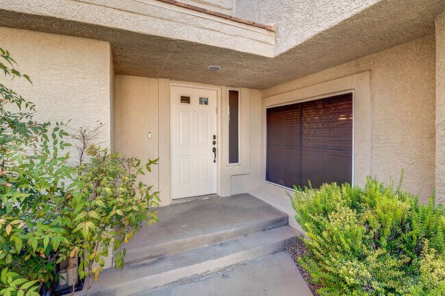 Building Photo - Gorgeous 2 Bedroom home in Desert Shores Racquet Club!
