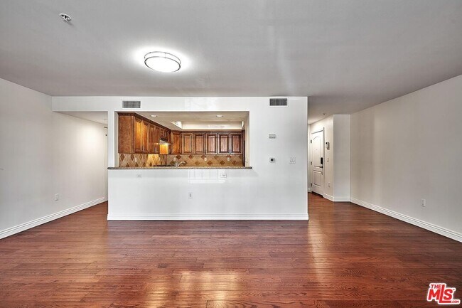 Building Photo - 4822 Elmwood Ave
