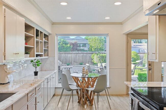 Building Photo - 7841 El Pensador Dr