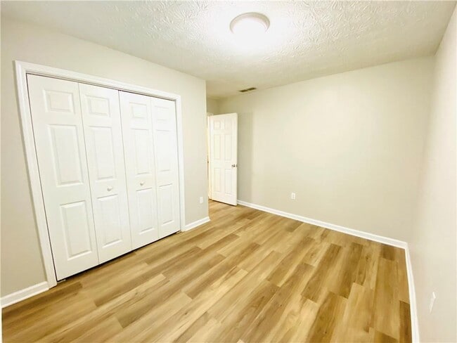 Building Photo - 4090 Riversong Dr NW