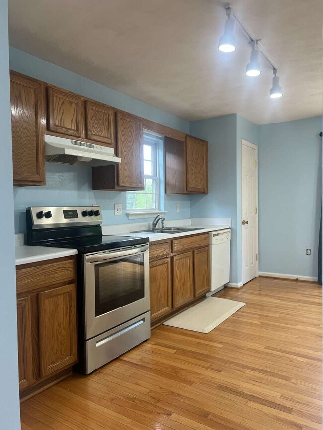 Building Photo - 3 Bdrm / 2.5 Bath House Available Now!!! N...