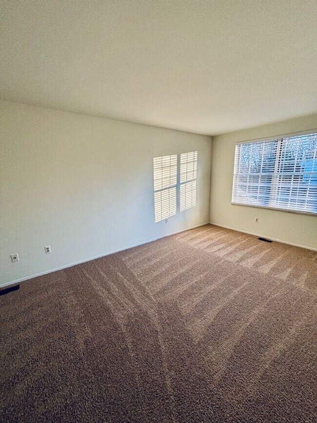 Building Photo - Beautiful 2 bedroom upper condo with 1 car garage, Harrison Township