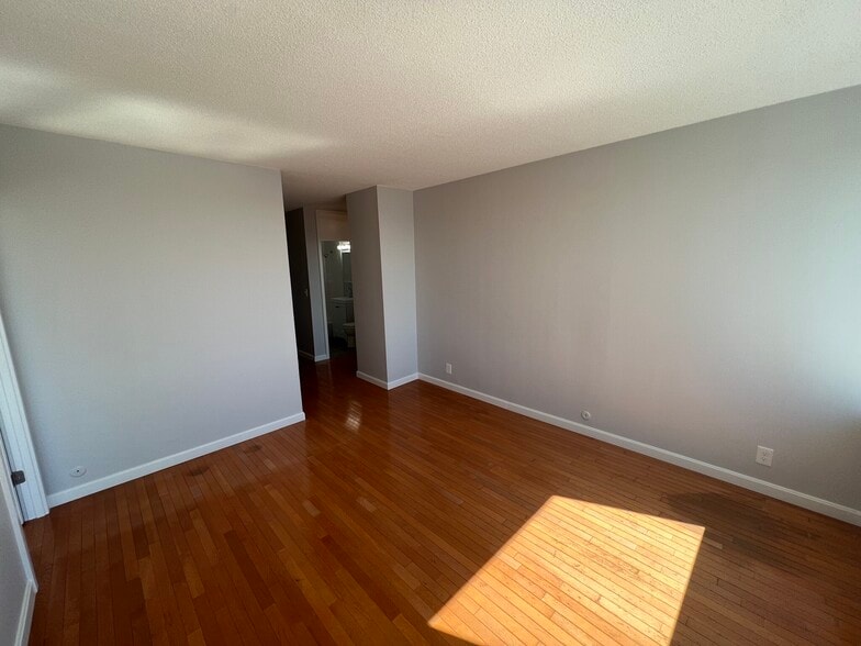 Building Photo - 85 E India Row
