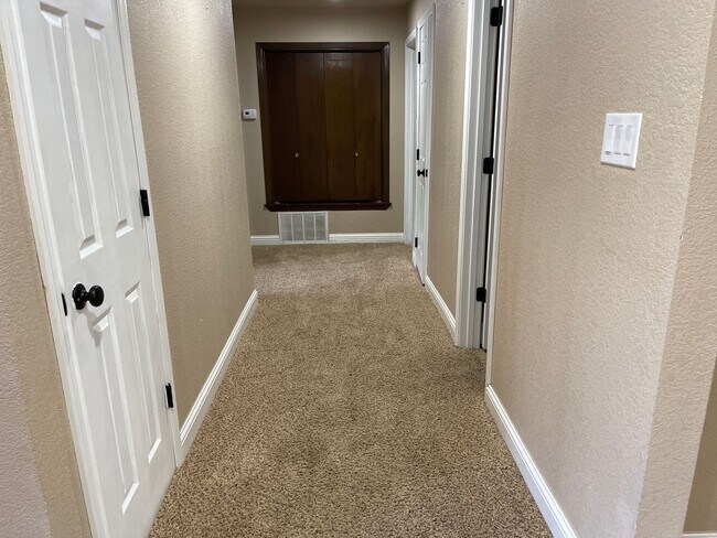 Building Photo - Beautiful 3 Bedroom Home, Zia School District!