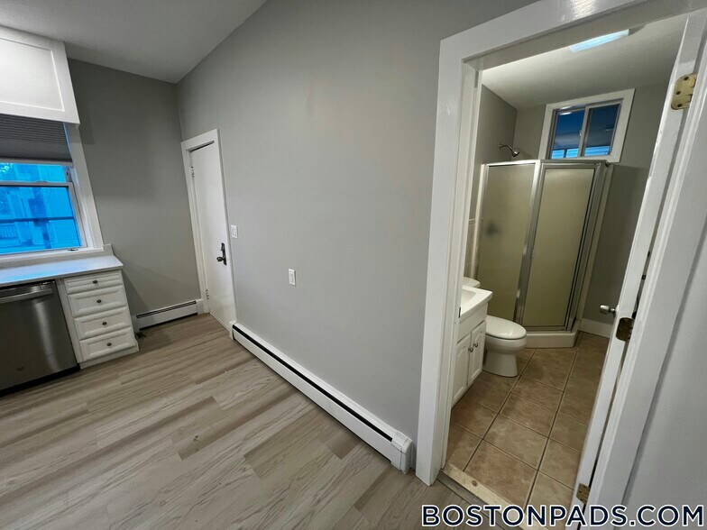 Building Photo - 158 Holland St