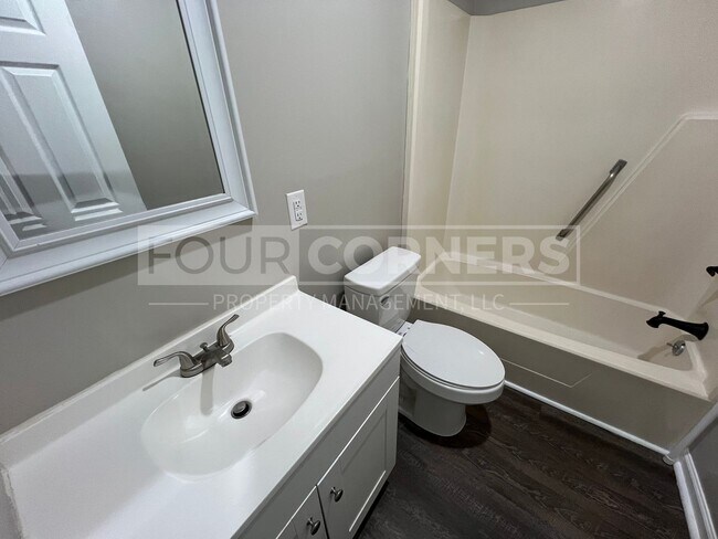 Building Photo - Lovely 2 Bedroom 1 Bath Apartment
