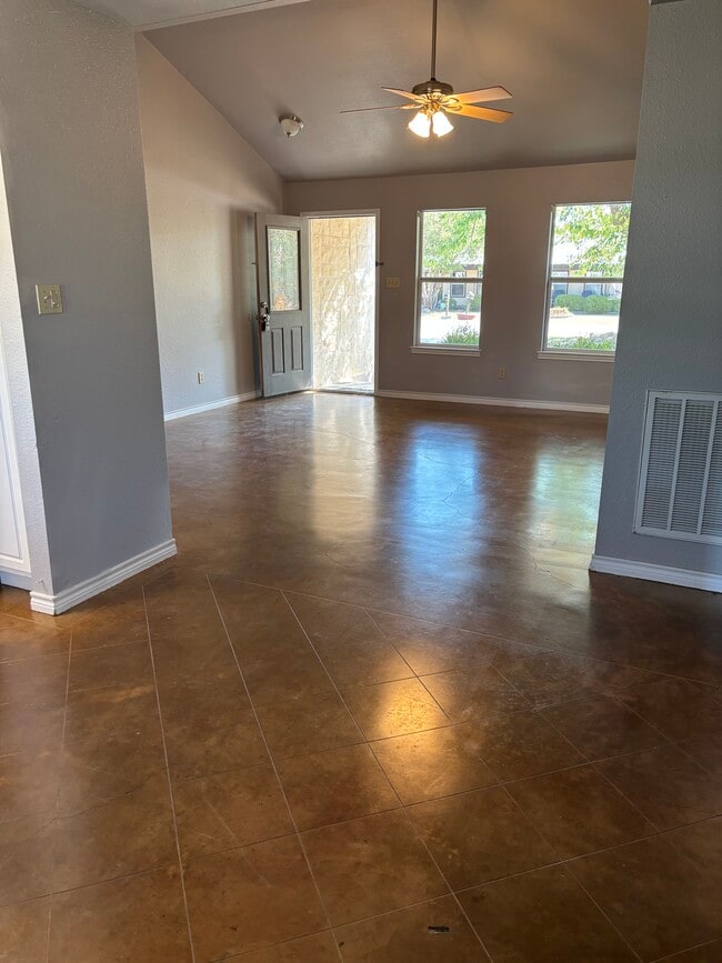 Building Photo - 1115 Oakridge Dr