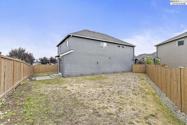 Building Photo - Puyallup Gem: Comfort and Style Combined!