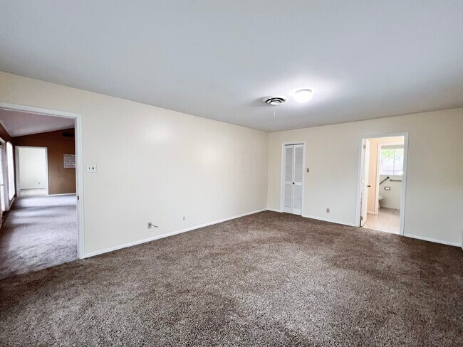 Building Photo - 401 Rolling Hills Dr W