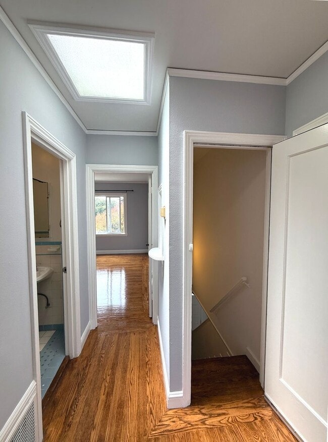 Building Photo - UPDATED BRIGHT 1500/ft 3BR/2BR+Bonus+1GR H...