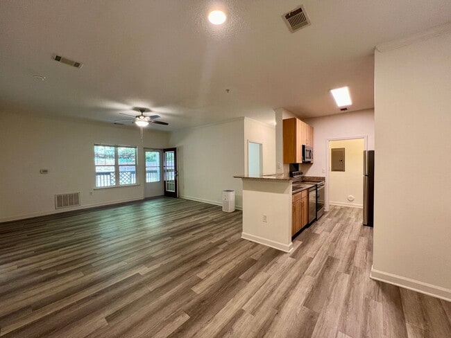 Building Photo - 3-Bed, 2-Bath Condo with Garage! One month...