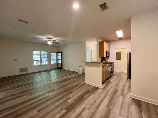 Building Photo - 3-Bed, 2-Bath Condo with Garage! One month free!