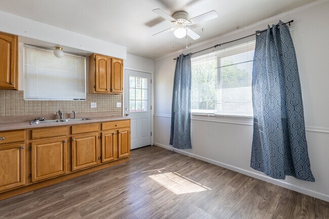 Building Photo - 1681 Lonedell Rd