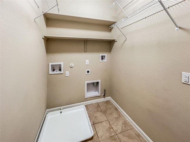 Building Photo - 2880 Donnell Dr