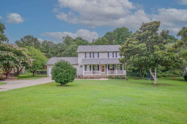 Building Photo - Charming 3 Bedroom, 2,5 Bath home with hug...