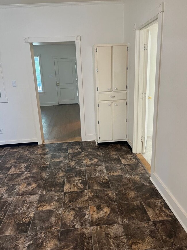 Building Photo - 2BED 1BATH - FENCED YARD, WASHER DRYER HOOKUP, STORAGE SHED, NEAR DOWNTOWN