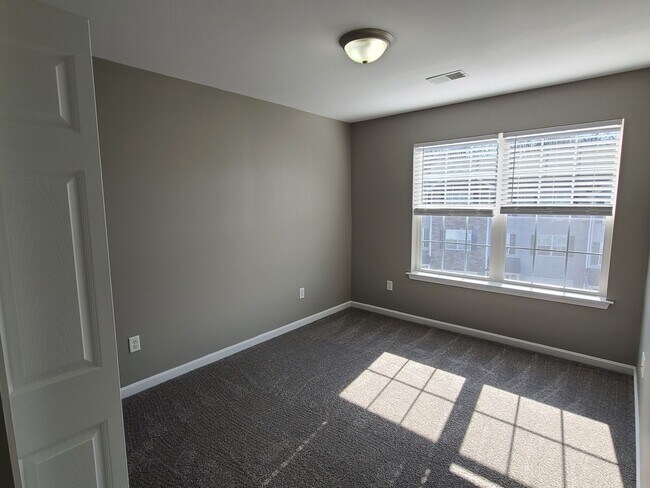 Building Photo - 3 bedroom,  2 1/2 bath town home in Waynesboro PA END UNIT
