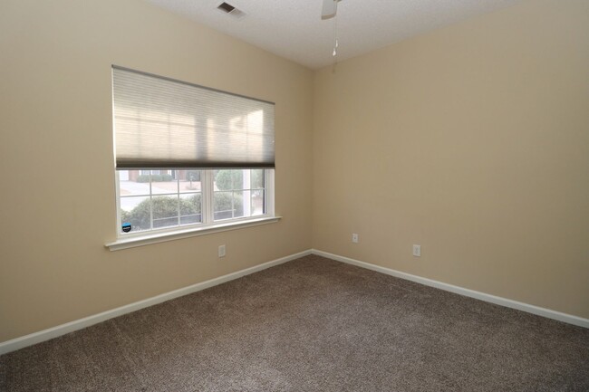 Building Photo - Fabulous 3 Bedroom home in highly desired community with a lake, pool, and clubhouse! Available M...