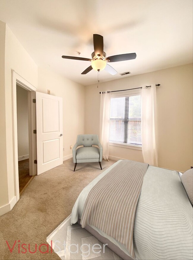 Building Photo - Townhome in First Ward!