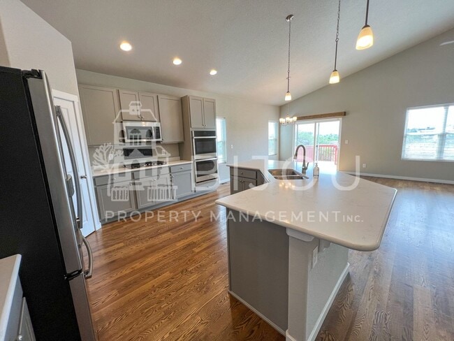 Building Photo - Grand Overlook to the Mountains!