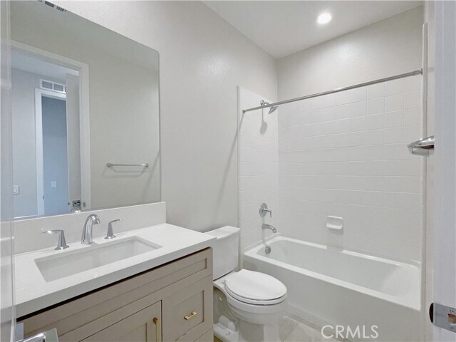 Building Photo - 140 Holliston