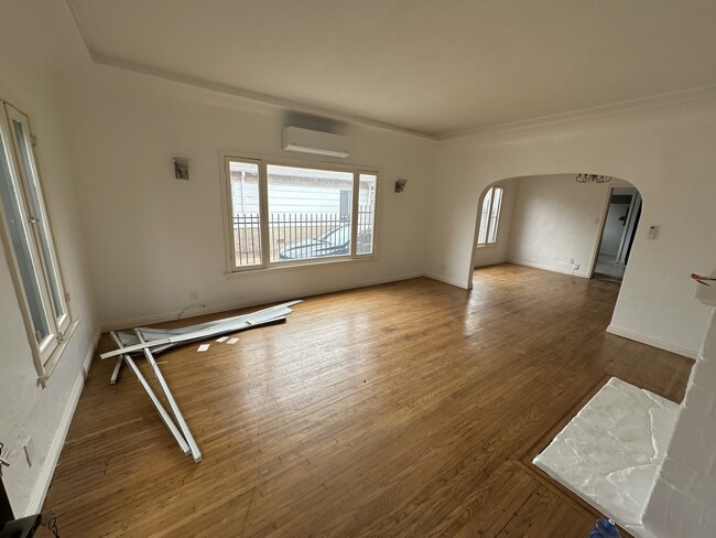 1618 spacious living room (please ignore the removed blinds!) - 1618 Hauser Boulevard