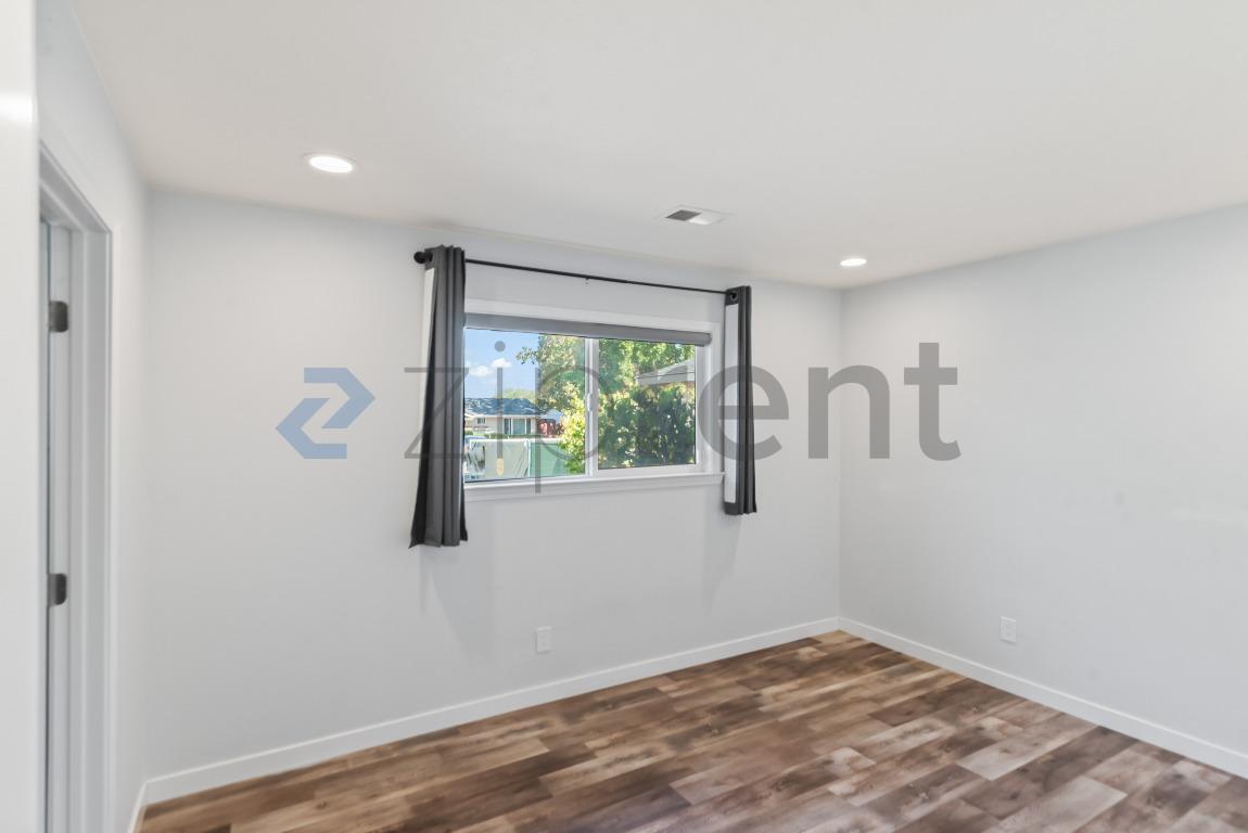 Building Photo - Unit
