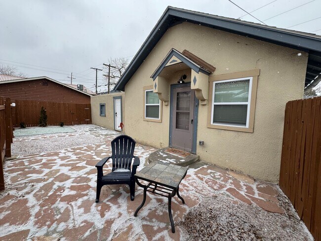 Building Photo - 512 W 10th St