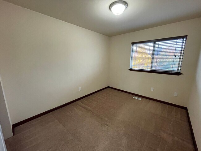 Building Photo - Gorgeous, Spacious Home Close to Everything!